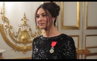 Моника Беллуччи получила Орден Почетного легиона от президента Франции