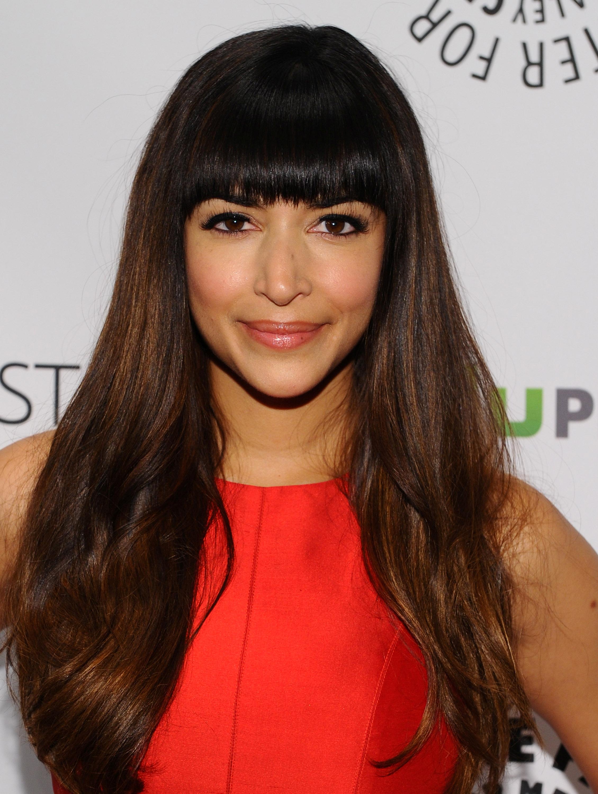 Ханна саймон. Ханна Саймон новенькая. Hannah Simone 2022 год. Hannah Simone 1022.