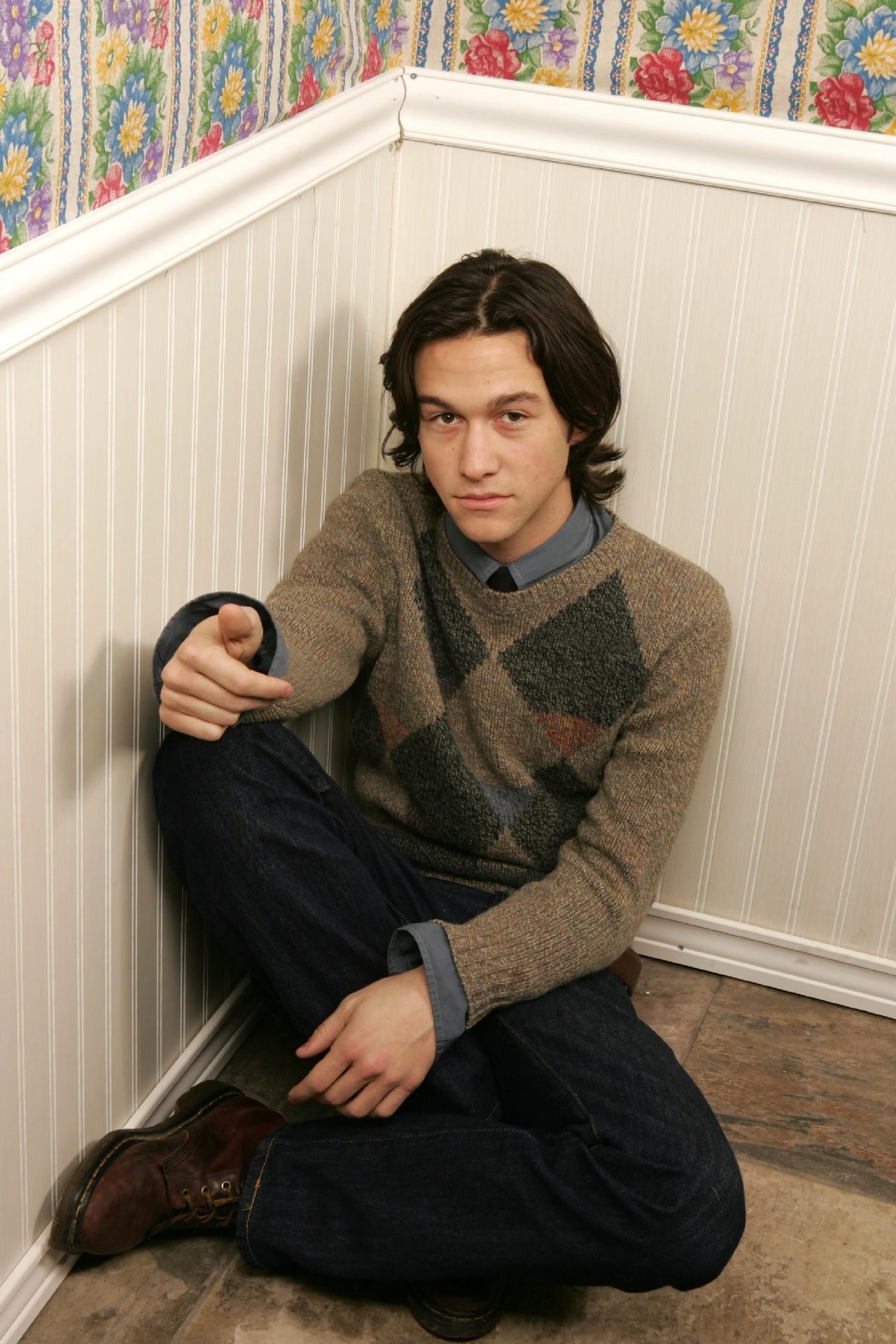 http://www.theplace.ru/archive/joseph_gordonlevitt/img/shoot2_(2).jpg