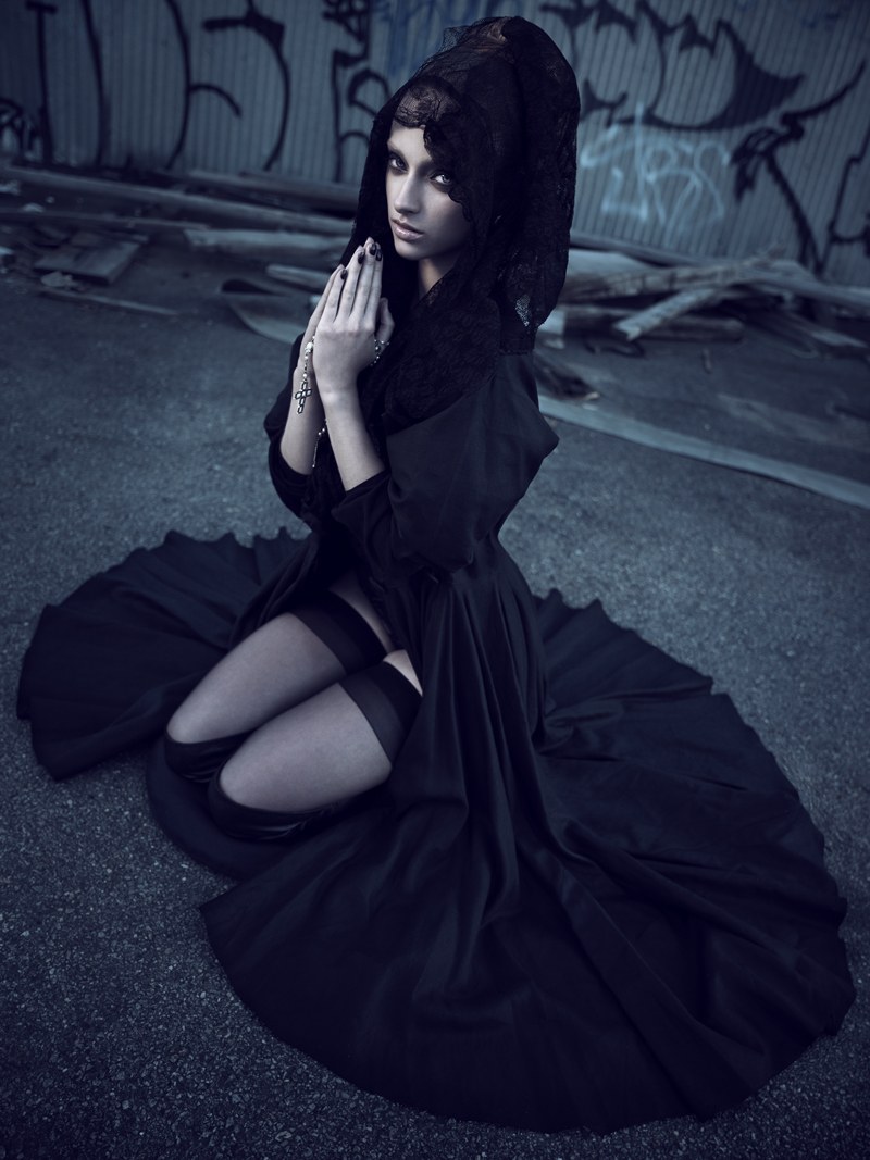 Темные платья с черными волосами