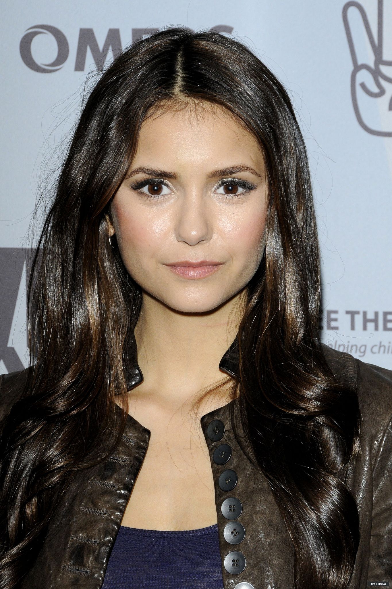 Nina Dobrev listal