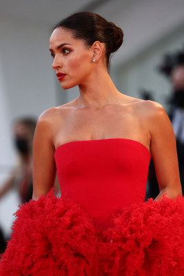 Adria Arjona - 'Competencia Oficial' Premiere at Venice Film Festival 09/04/2021 фото №1308779