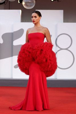 Adria Arjona - 'Competencia Oficial' Premiere at Venice Film Festival 09/04/2021 фото №1308777