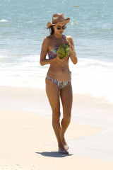 Alessandra Ambrosio in Bikini – Beach in Florianopolis фото №930138