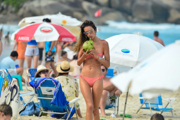 Alessandra Ambrosio is seen in Florianópolis, Brazil | 02.12.2021 фото №1287053