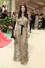 Alexandra Daddario – Met Gala 2024 фото №1394758