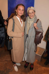 Alicia Vikander - Irene Petrafesa Art Exhibit in London 12/10/2019 фото №1237779