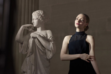 Amanda Seyfried for LANCÔME LOUVRE 2023 фото №1376539