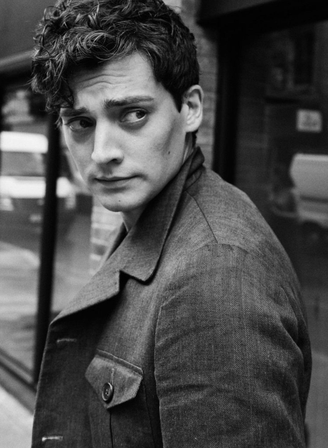 Анайрин Барнард (Aneurin Barnard)