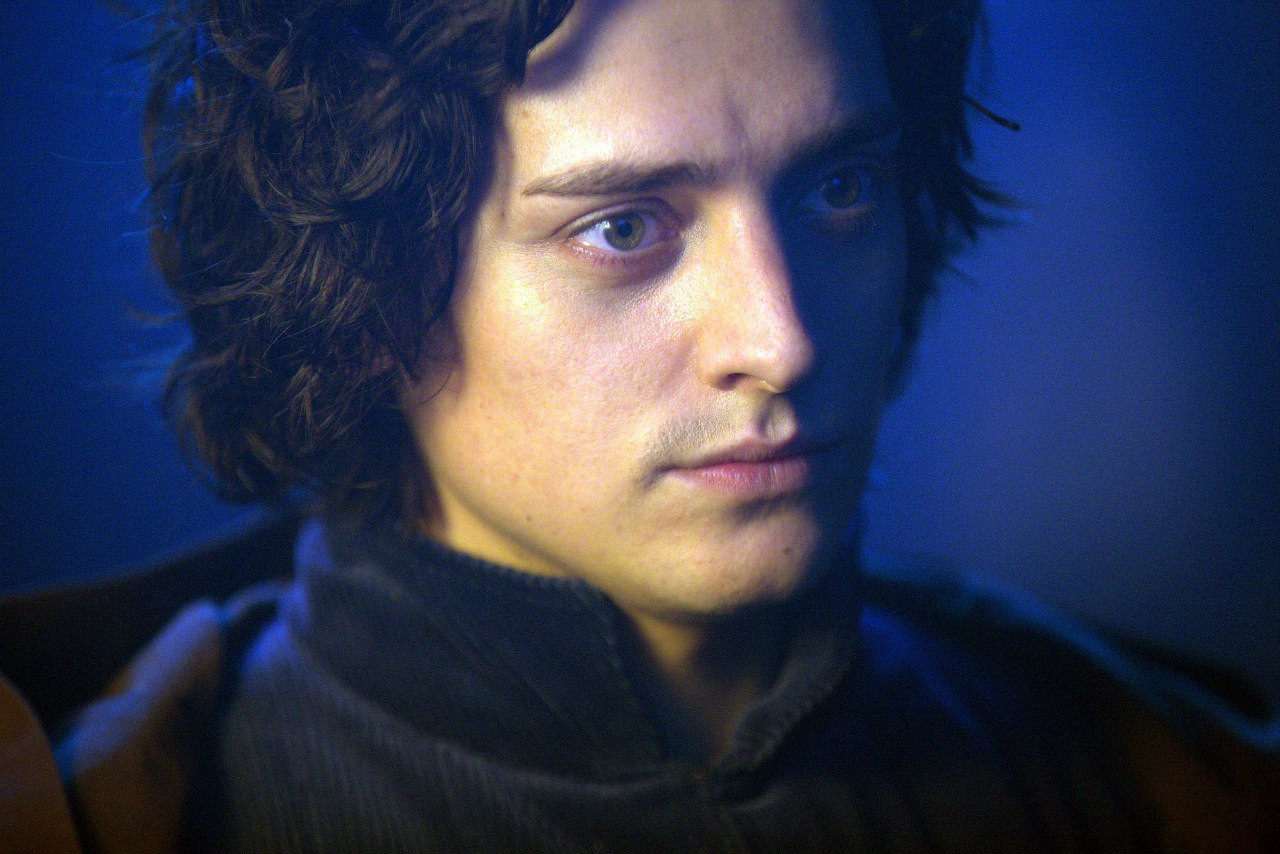 Анайрин Барнард (Aneurin Barnard)