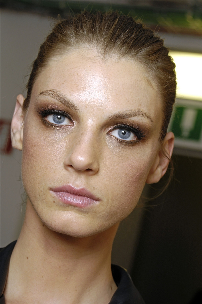 Анджела Линдвэлл (Angela Lindvall)