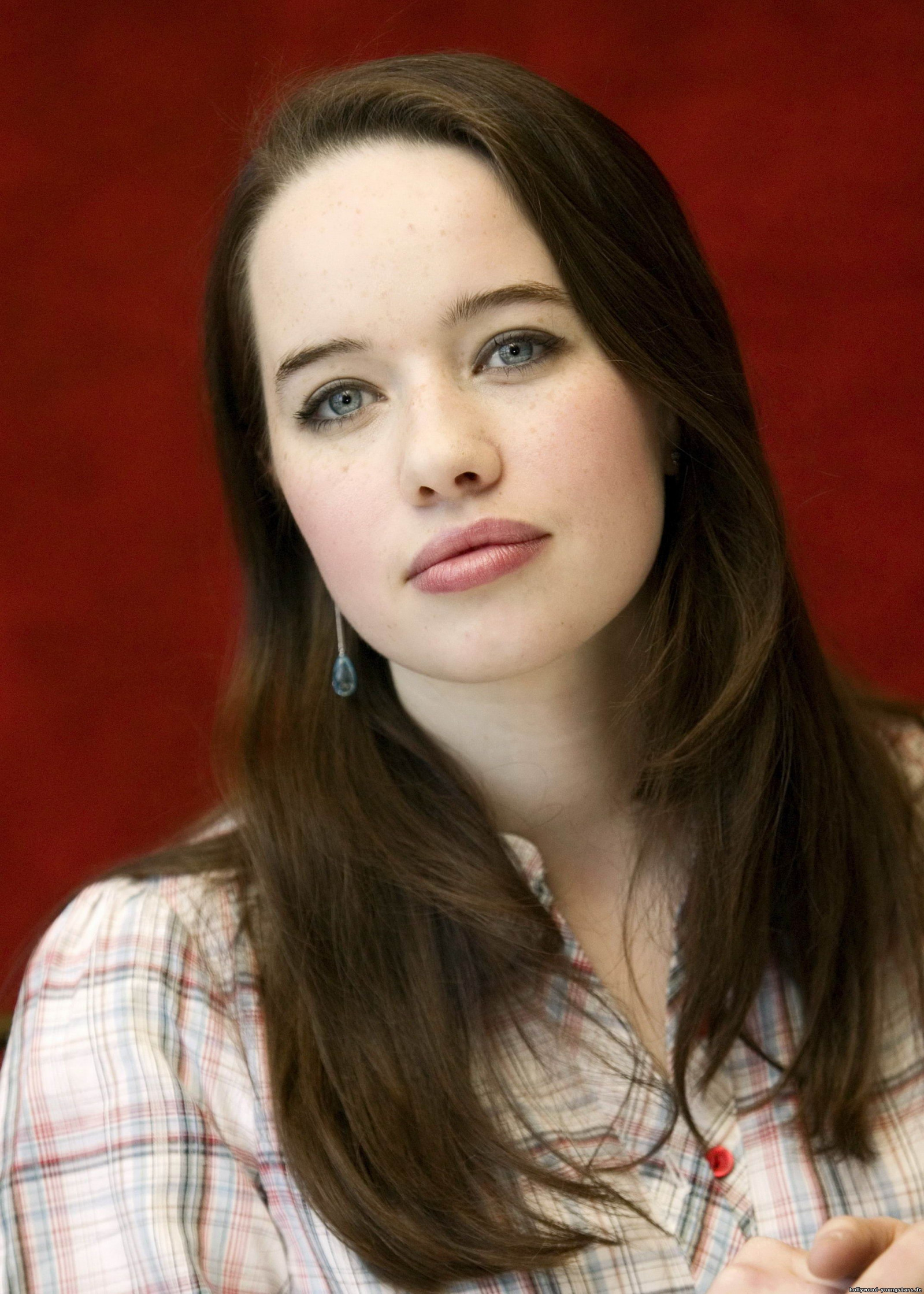 Анна Попплуэлл (Anna Popplewell) фото | ThePlace - фотографии знаменитостей