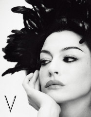Anne Hathaway for V Magazine China Summer 2024 фото №1395876
