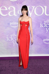 Anne Hathaway – In Red Gown at The Idea of You Premiere in NYC фото №1394244