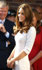 Catherine, Duchess of Cambridge фото №425321