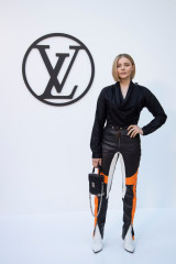 Chloe Moretz – Louis Vuitton Photocall Fashion Show in Barcelona фото №1396085