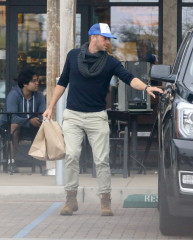 Chris Martin - Shopping in Malibu 05/20/2018 фото №1073628