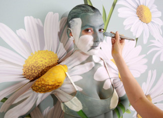 Daisy Lowe – Painted by World-Leading Body Paint artist, Carolyn Roper фото №1090355