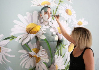 Daisy Lowe – Painted by World-Leading Body Paint artist, Carolyn Roper фото №1090358