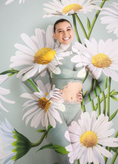 Daisy Lowe – Painted by World-Leading Body Paint artist, Carolyn Roper фото №1090362