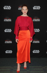 Daisy Ridley – ‘The Last Jedi’ Press Line – Star Wars Celebration in Orlando фото №956305