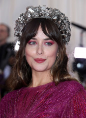 Dakota Johnson – 2019 Met Gala фото №1169509