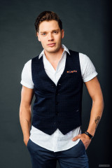 Dominic Sherwood фото №987200