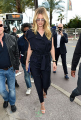 Doutzen Kroes in a Navy Blue Boiler Suit in Cannes  фото №1116422