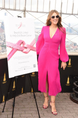 Elizabeth Hurley – at Empire State Building Lighting Ceremony фото №1403702