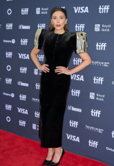 Elizabeth Olsen – ‘The Assessment’ World Premiere at the Toronto Film Festival фото №1402681