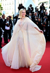 Elle Fanning – at 77th Annual Cannes Film Festival Closing Ceremony фото №1400479