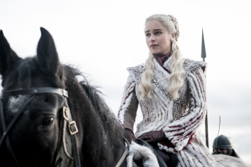 Emilia Clarke - 'Game Of Thrones' (2019) 8x01 'Winterfell'  фото №1216525