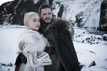 Emilia Clarke - 'Game Of Thrones' (2019) 8x01 'Winterfell'  фото №1216523