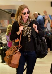 Emily VanCamp - LAX 07/07/2013 фото №1283117