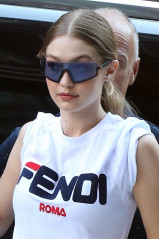 Gigi Hadid Arriving at her Apartment in Manhattan 05/30/2018 фото №1075236