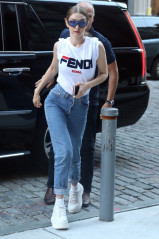 Gigi Hadid Arriving at her Apartment in Manhattan 05/30/2018 фото №1075235