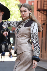 Gigi Hadid On The Set in New York 05/30/2018 фото №1075230