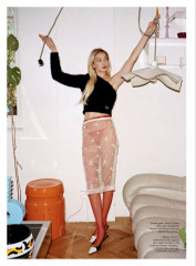 Gigi Hadid – British Vogue, December 2023 фото №1393549