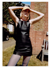Gigi Hadid – British Vogue, December 2023 фото №1393550