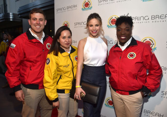 Halston Sage – City Year Los Angeles Spring Break  фото №962832