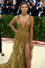 Irina Shayk  – MET Gala 2018 фото №1069183