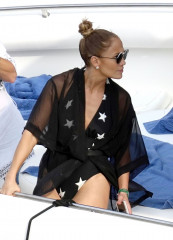 Jennifer Lopez in Capri, Italy 08/08/2018 фото №1093286