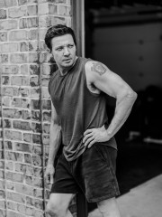 Jeremy Renner by Benedict Evans for Men's Health (2024) фото №1397930