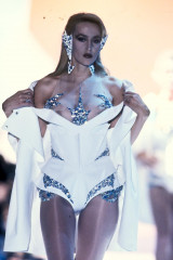 Jerry Hall ~ Thierry Mugler S/S 1989 byVictor Virgile, Guy Marineau фото №1400578