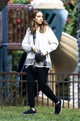 Jessica Alba at Coldwater Park in Beverly Hills фото №926138