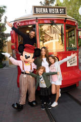 Jessica Alba at Disney California Adventure Park in Anaheim фото №951951