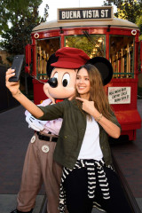 Jessica Alba at Disney California Adventure Park in Anaheim фото №951953