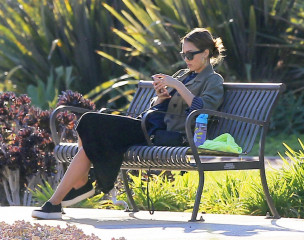 Jessica Alba at the Park in Los Angeles  фото №925920