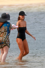 Jessica Alba in Black Swimsuit at a Beach in Hawaii фото №930860