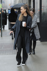 Jessica Alba Street Style – Rainy Day in New York  фото №952883